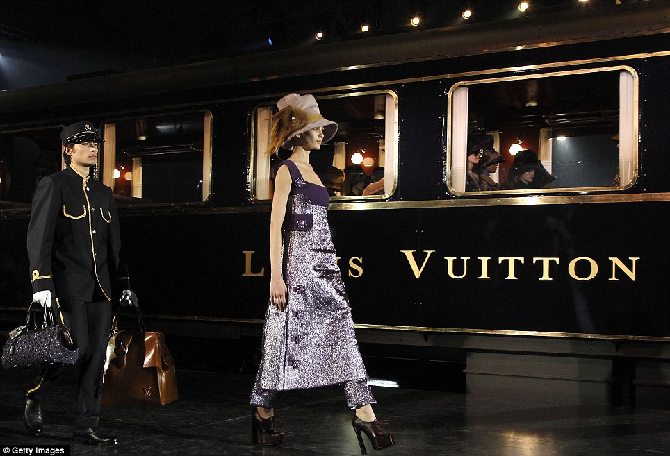 Khi-Louis-Vuitton-dua-thang-may-len-san-dien-thoi-trang-5-1