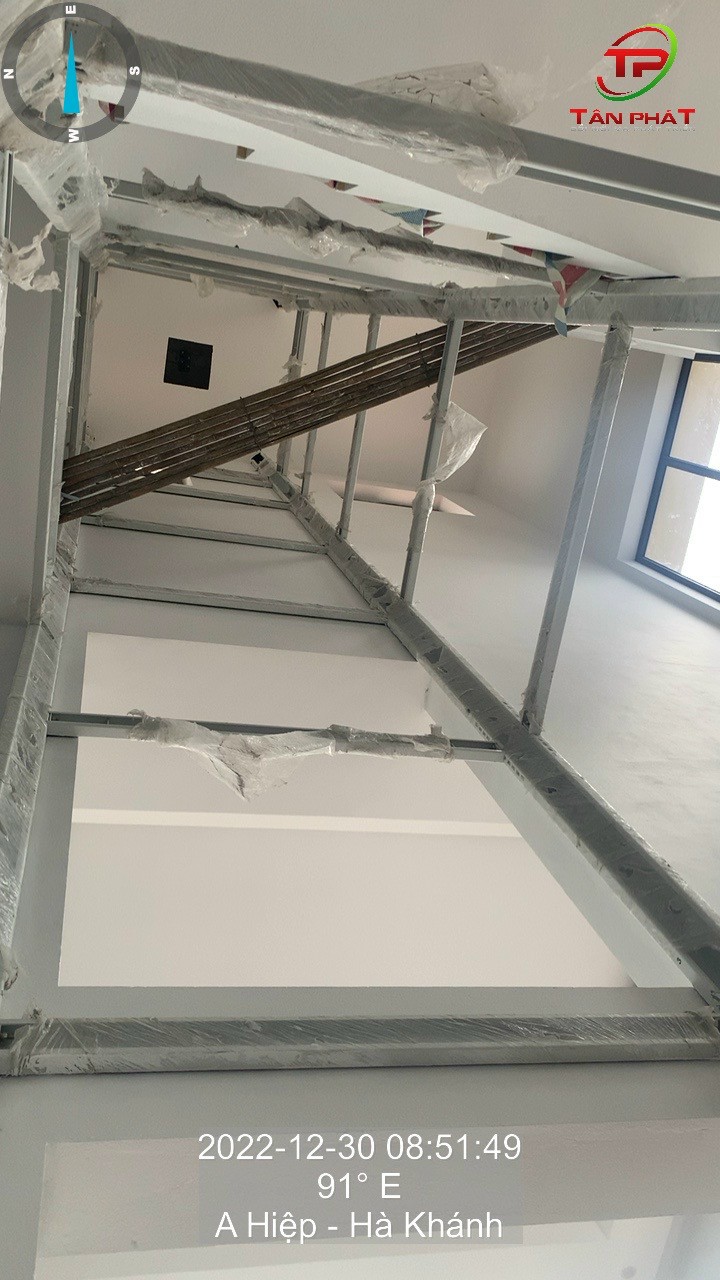 Kết cấu hố thang: khung thép sơn tĩnh điện + vách kính cường lực